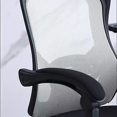 Η άνετη καρέκλα γραφείου με υψηλή πλάτη και ρυθμιζόμενη βάση