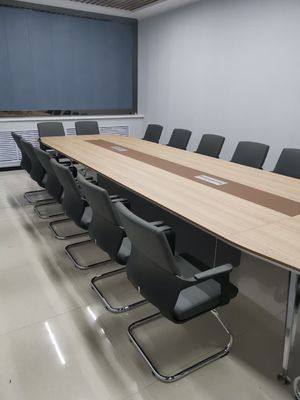 Χαρακτηριστική περιστρεφόμενη εργονομική καρέκλα γραφείου με σχεδιασμό πλέγματος στήριξης οσφυϊκής στήριξης και στήριξη βραχίονων