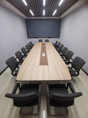 Χαρακτηριστική περιστρεφόμενη εργονομική καρέκλα γραφείου με σχεδιασμό πλέγματος στήριξης οσφυϊκής στήριξης και στήριξη βραχίονων