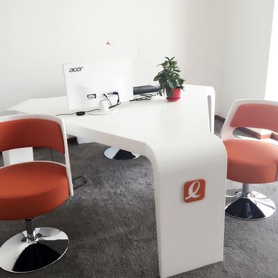 ODM Σύγχρονο Τρίγωνο Γραφείο Γραφείο και Καρέκλα Συνδυασμός Μικρό Σώμα Εμφάνισης Πίνακας Συνεδριάσεων