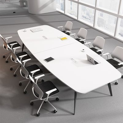 Απλός σύγχρονος οβάλ τραπέζι συνεδριάσεων και συνδυασμός καρέκλας για λευκό χώρο διαπραγμάτευσης